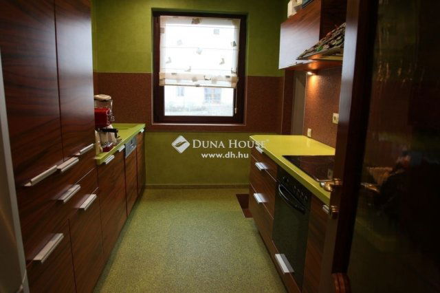 Eladó családi ház, Szadán 195 M Ft, 5 szobás