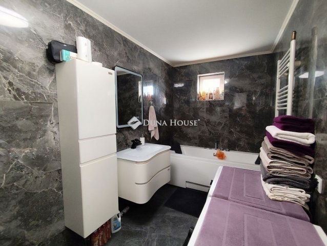 Eladó családi ház, Vecsésen 73.5 M Ft, 7 szobás