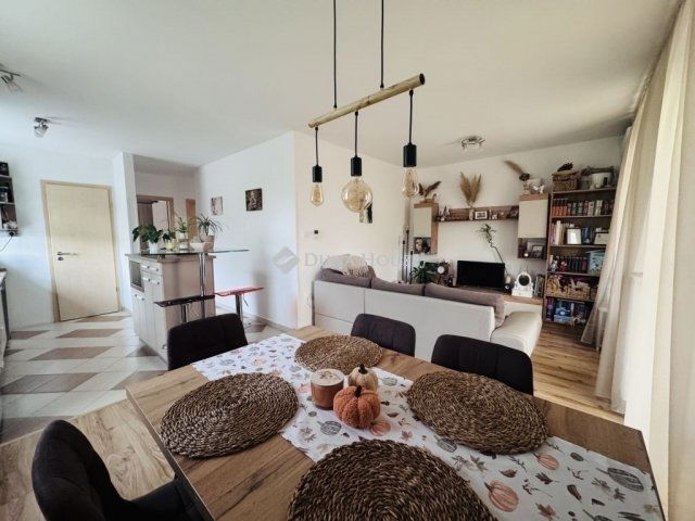 Eladó téglalakás, Pécsett 68.9 M Ft, 3 szobás