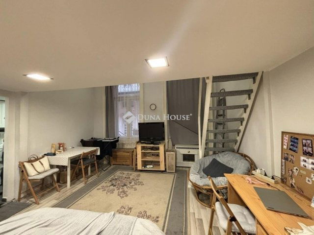 Eladó téglalakás, Budapesten, VI. kerületben 56.5 M Ft, 1 szobás