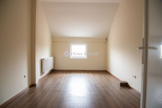 Eladó családi ház, Debrecenben 150 M Ft, 11 szobás