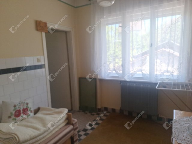 Eladó családi ház, Ajkán 68 M Ft, 4 szobás