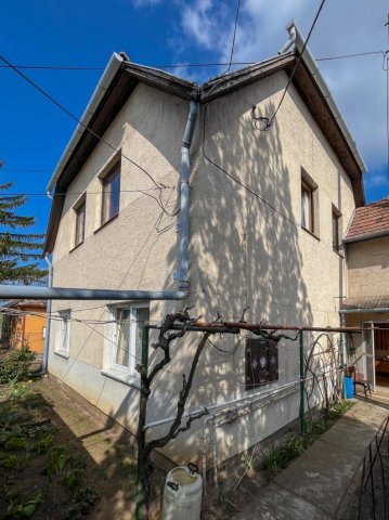 Eladó családi ház, Tatán 79.9 M Ft, 5 szobás