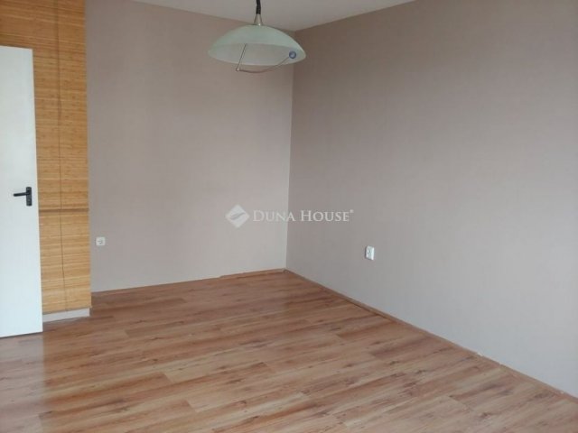 Eladó panellakás, Pécsett 37.99 M Ft, 2 szobás