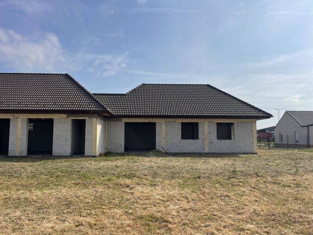 Eladó ikerház, Jászberényben 63.8 M Ft, 4 szobás