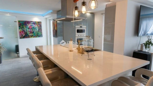 Eladó családi ház, Szentendrén 150 M Ft, 6 szobás