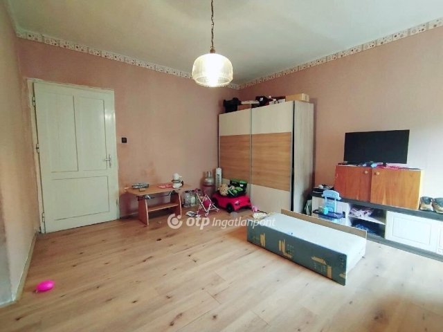 Eladó téglalakás, Ajkán 21.9 M Ft, 3 szobás