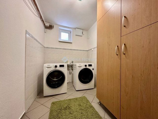 Eladó családi ház, Pécsett 280 M Ft, 9 szobás