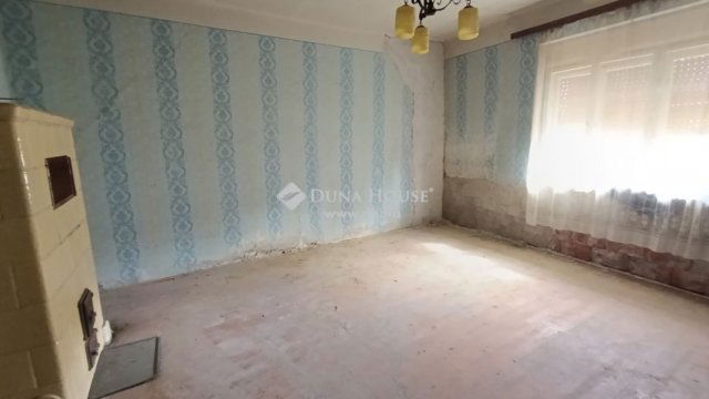 Eladó családi ház, Majson 16.8 M Ft, 4 szobás