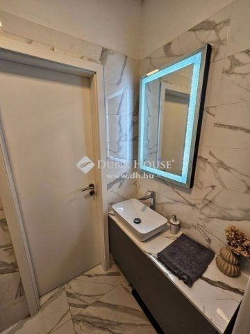 Eladó téglalakás, Pécsett 96.9 M Ft, 4 szobás