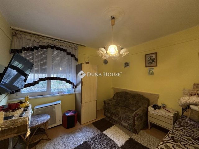 Eladó panellakás, Nagykőrösön 33 M Ft, 2 szobás