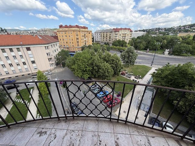 Eladó téglalakás, XI. kerületben, Kosztolányi Dezső téren