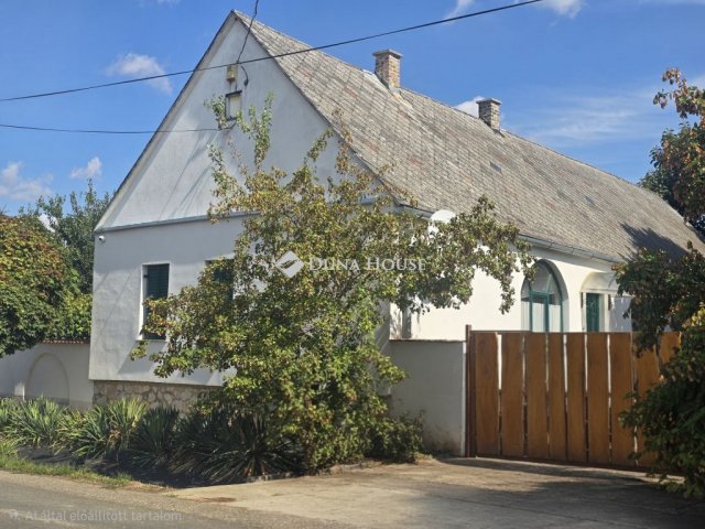 Eladó családi ház, Garén 48.99 M Ft, 3 szobás