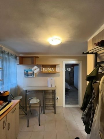 Eladó téglalakás, Pécsett 32 M Ft, 1 szobás
