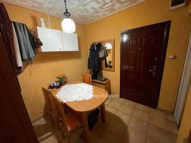 Eladó panellakás, Nyíregyházán 49.9 M Ft, 3 szobás