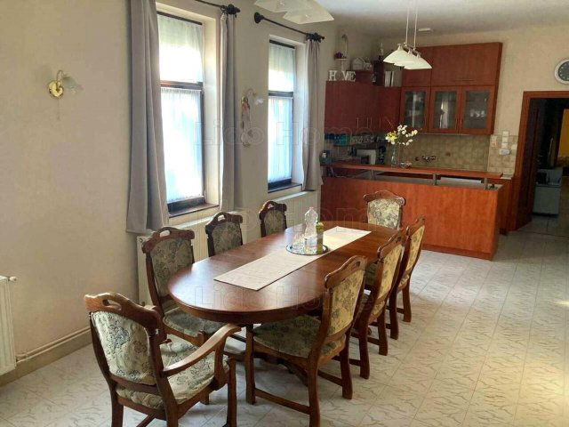 Eladó családi ház, Siófokon 175 M Ft, 9 szobás