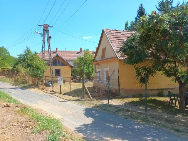 Eladó családi ház, Zalaszentgróton 9.9 M Ft, 2 szobás
