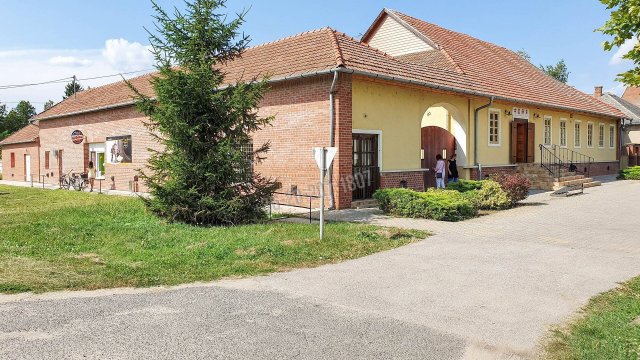 Eladó üzlethelyiség, Kétegyházán, Fő téren 75 M Ft, 4 szobás