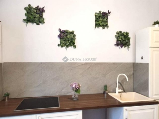 Eladó téglalakás, Pécsett 52.5 M Ft, 2 szobás