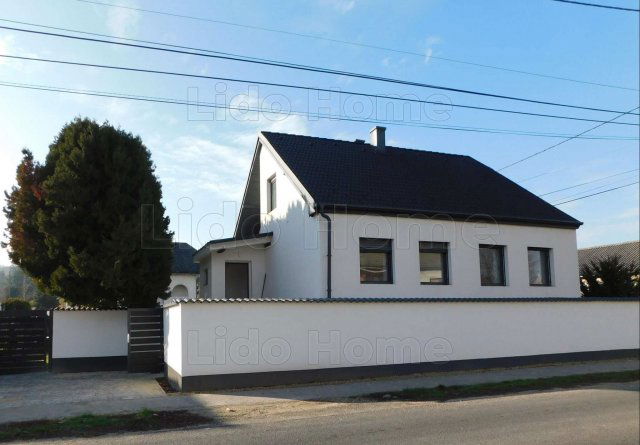 Eladó családi ház, Győrújbaráton 117.5 M Ft, 18 szobás