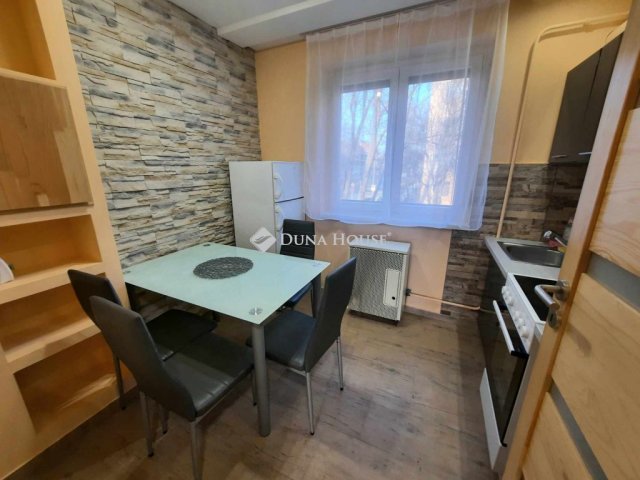 Kiadó téglalakás, albérlet, Jászberényben 150 E Ft / hó