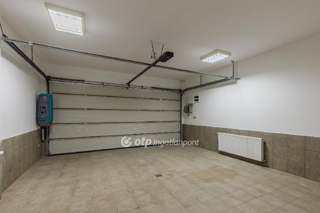 Eladó családi ház, Telkin 399.9 M Ft, 6 szobás