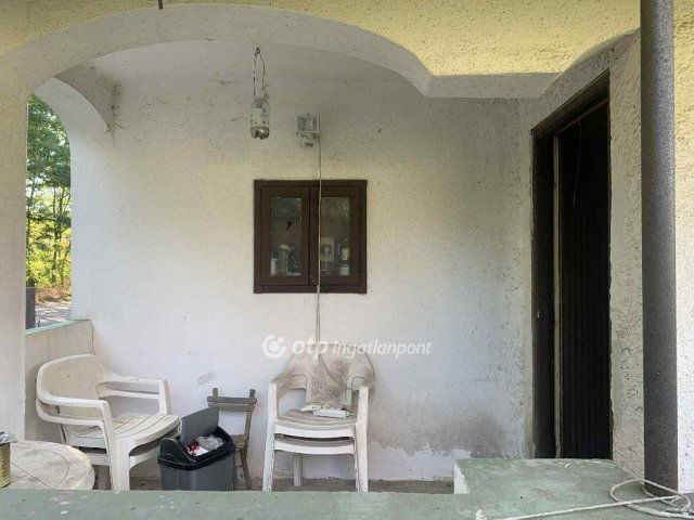 Eladó családi ház, Csemőn 16 M Ft, 2 szobás