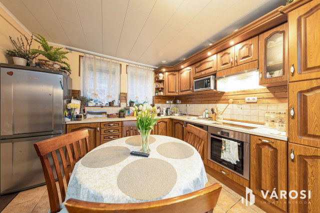 Eladó téglalakás, Szegeden 69.9 M Ft, 4 szobás