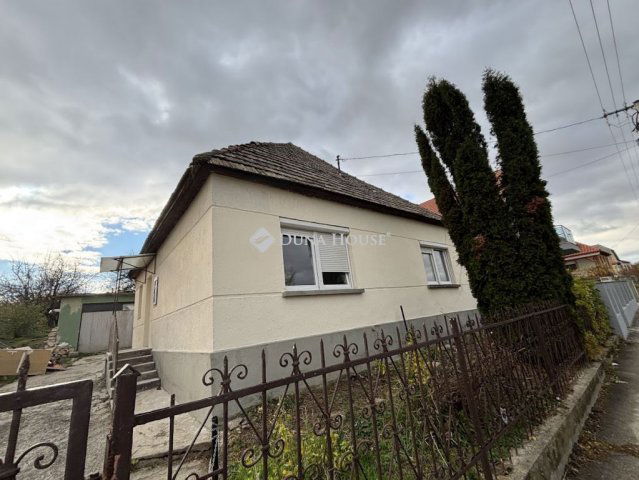 Eladó családi ház, Csetényben 32.9 M Ft, 4 szobás