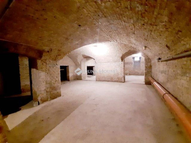 Eladó üzlethelyiség, Budapesten, VI. kerületben 120 M Ft