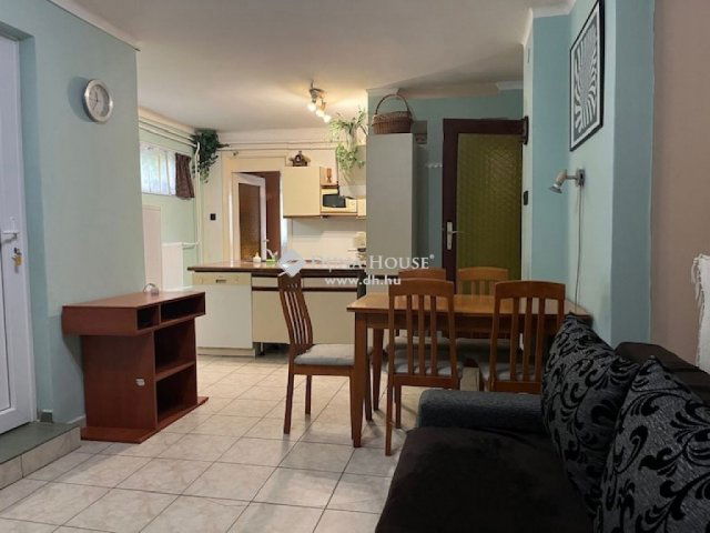 Eladó családi ház, Balatonfenyvesen 224 M Ft, 9 szobás