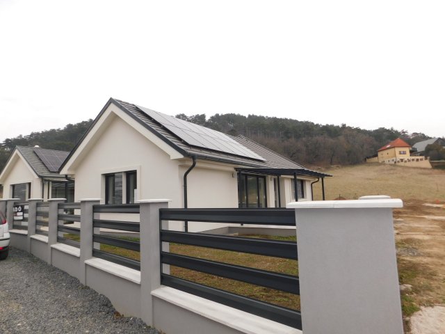 Eladó családi ház, Vonyarcvashegyen 135 M Ft, 4 szobás