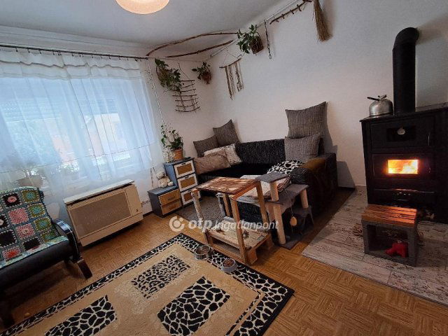 Eladó családi ház, Taron 23.5 M Ft, 2 szobás