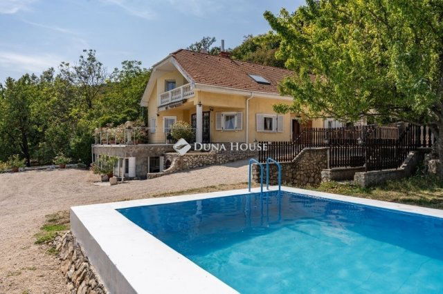 Eladó családi ház, Csákváron 235 M Ft, 7 szobás