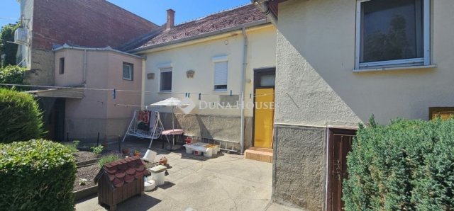 Eladó családi ház, Pécsett 39.99 M Ft, 3 szobás