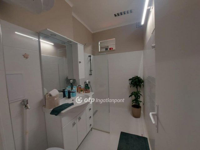 Eladó téglalakás, Pécsett 32.7 M Ft, 2 szobás