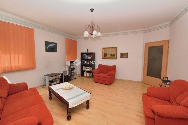 Eladó téglalakás, Gyöngyösön 53 M Ft, 3 szobás