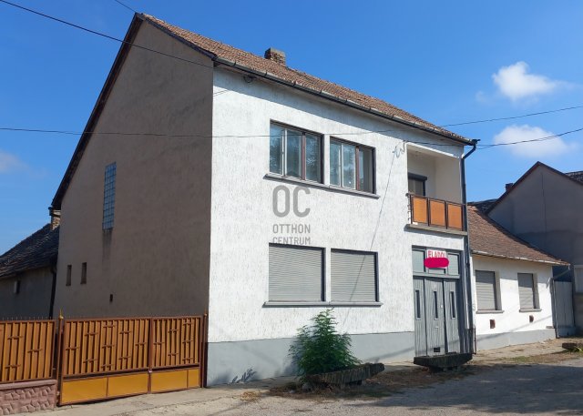 Eladó családi ház, Bátaszéken 41.99 M Ft, 9 szobás