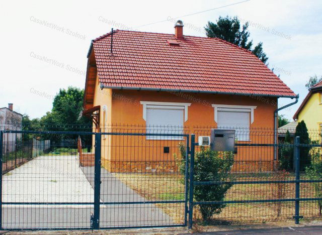 Eladó családi ház, Szolnokon 57.68 M Ft, 2 szobás