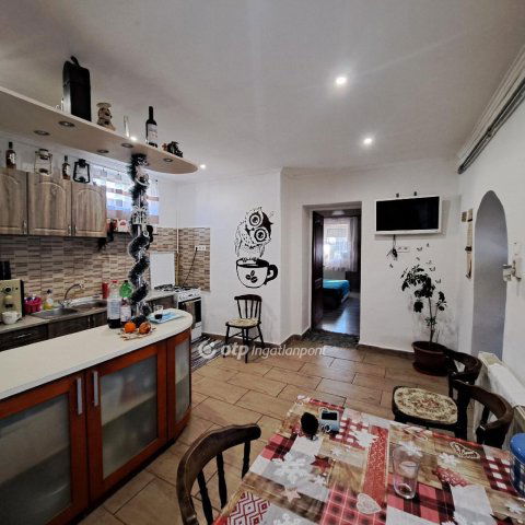 Eladó családi ház, Egerfarmoson 16 M Ft, 2 szobás