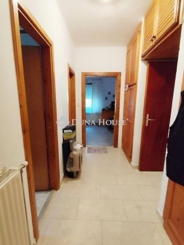 Eladó családi ház, Péterin 100 M Ft, 7 szobás