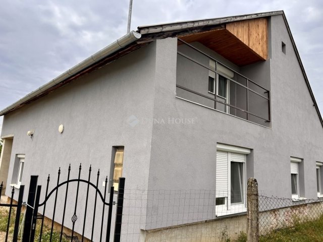 Eladó családi ház, Batykon 55 M Ft, 4 szobás