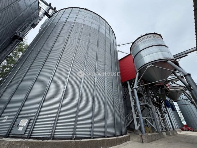 Eladó ipari ingatlan, Szentkirályon 2100 M Ft