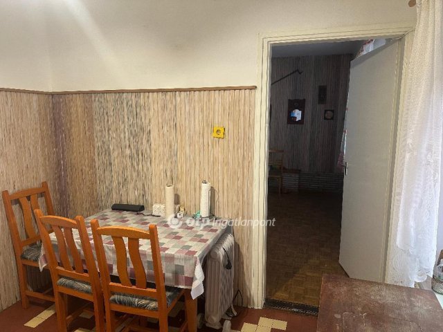 Eladó családi ház, Pécsett 60 M Ft, 3 szobás