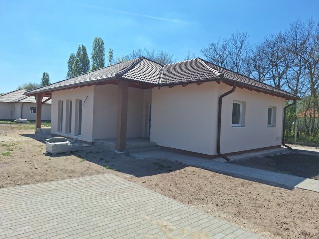 Eladó családi ház, Kiskunlacházán 92.9 M Ft, 4 szobás