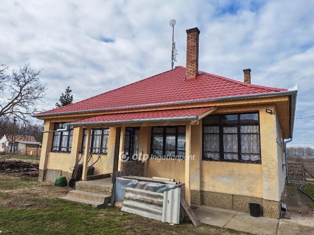 Eladó nyaraló, Csemőn 44.5 M Ft, 2+1 szobás