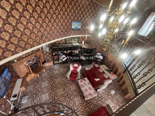 Eladó családi ház, Pécsett 79.9 M Ft, 7 szobás