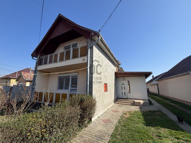 Eladó családi ház, Hajdúszoboszlón 107 M Ft, 6 szobás