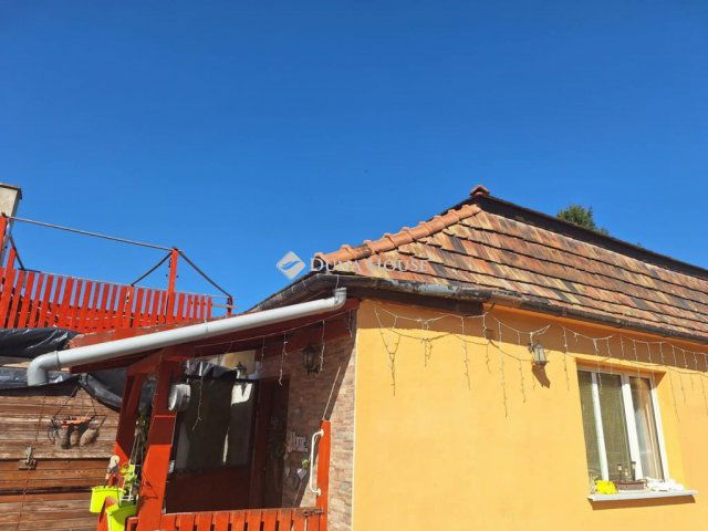 Eladó családi ház, Neszmélyen 69.9 M Ft, 8 szobás