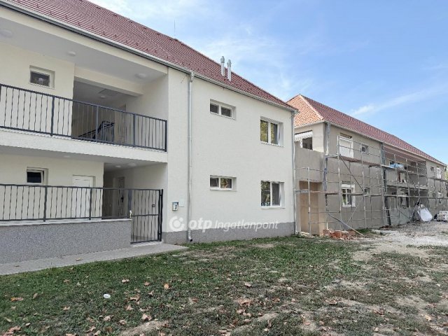 Eladó téglalakás, Siklóson 42.2 M Ft, 2+1 szobás